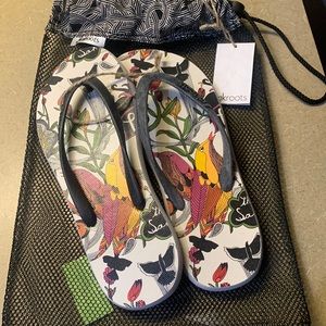 Sak Roots flip flops Size 7